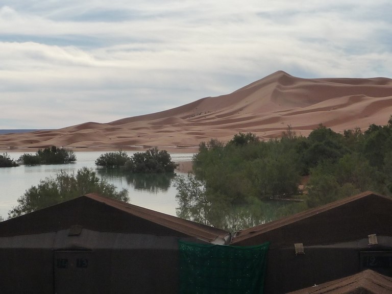 De l'eau au pied des grandes dunes du sud du Maroc pour le 4LDéfi Maroc