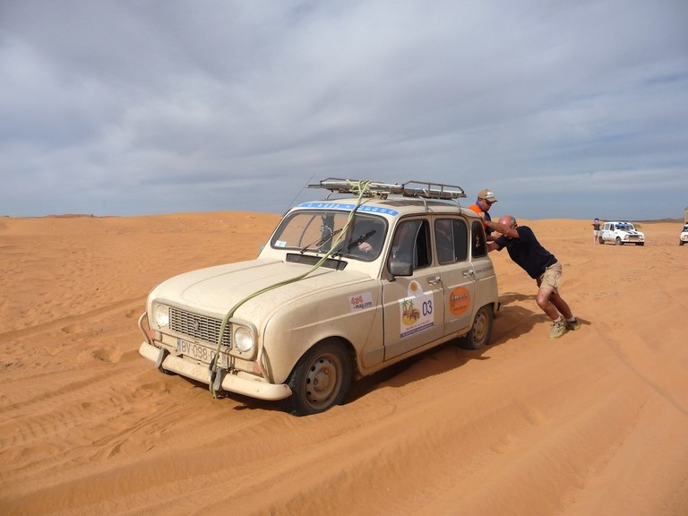 Un peu de sable at quelques poussettes dans le sable du su du Maroc pour le 4LDéfi