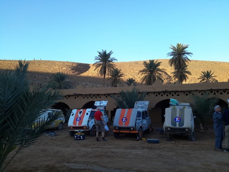 Au petit matin dans le sud du Maroc pour le 4LDéfi Maroc